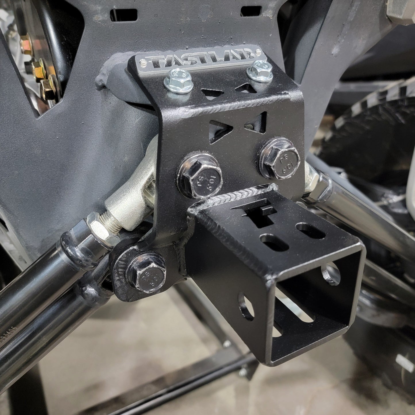 Can-Am Maverick R Hitch Pull Plate